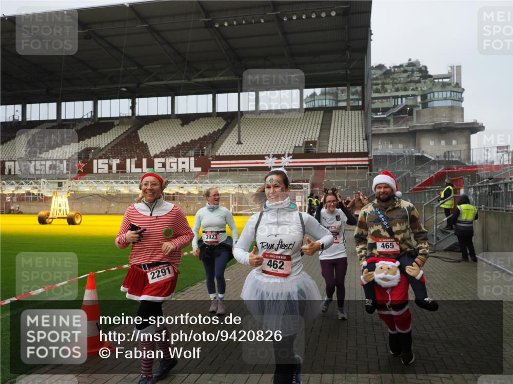 07.12.2025 - St. Pauli X-Mass-Run No. 15 Fabian Wolf http://msf.ph/oto/9420826 07.12.2025 11:42:07 Ziel 15, 462, 465, 1834, 2291, 3717, 3810, 3922, 3923, 4605 meine-sportfotos.de