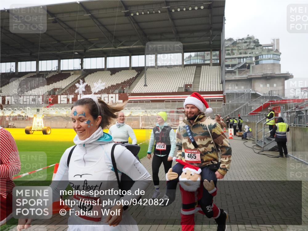 07.12.2025 - St. Pauli X-Mass-Run No. 15 Fabian Wolf http://msf.ph/oto/9420827 07.12.2025 11:42:08 Ziel 15, 462, 465, 1834, 2291, 3717, 3810, 3903, 3922, 3923, 4605 meine-sportfotos.de