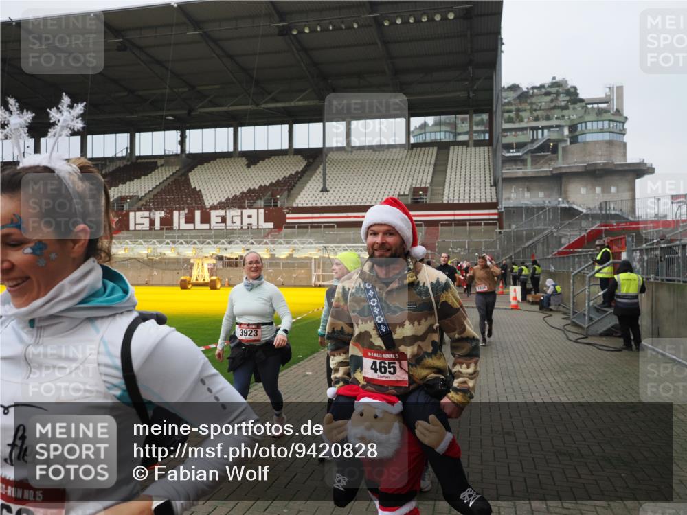 07.12.2025 - St. Pauli X-Mass-Run No. 15 Fabian Wolf http://msf.ph/oto/9420828 07.12.2025 11:42:08 Ziel 15, 462, 465, 1834, 2291, 3717, 3810, 3903, 3922, 3923, 4605 meine-sportfotos.de