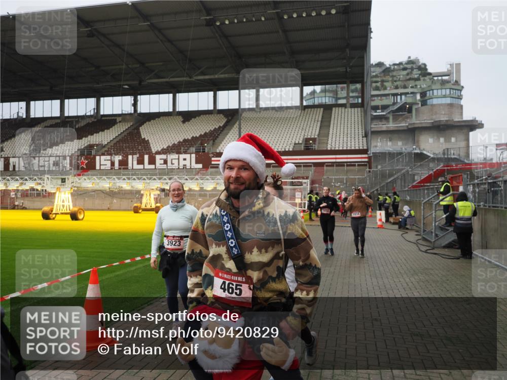 07.12.2025 - St. Pauli X-Mass-Run No. 15 Fabian Wolf http://msf.ph/oto/9420829 07.12.2025 11:42:08 Ziel 15, 462, 465, 1834, 2291, 3717, 3810, 3903, 3922, 3923, 4605 meine-sportfotos.de