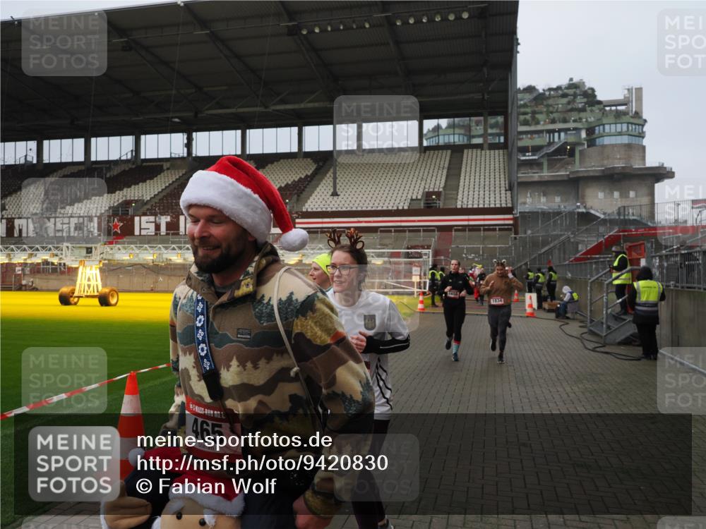 07.12.2025 - St. Pauli X-Mass-Run No. 15 Fabian Wolf http://msf.ph/oto/9420830 07.12.2025 11:42:08 Ziel 15, 462, 465, 1834, 2291, 3717, 3810, 3903, 3922, 3923, 4605 meine-sportfotos.de