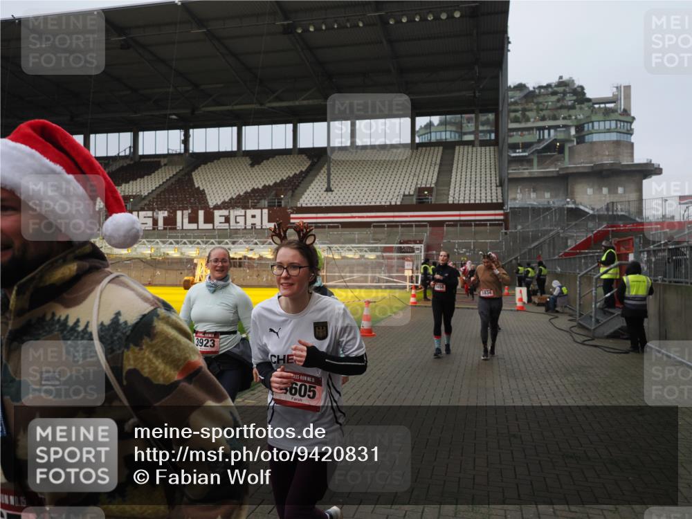 07.12.2025 - St. Pauli X-Mass-Run No. 15 Fabian Wolf http://msf.ph/oto/9420831 07.12.2025 11:42:08 Ziel 15, 462, 465, 1834, 2291, 3717, 3810, 3903, 3922, 3923, 4605 meine-sportfotos.de