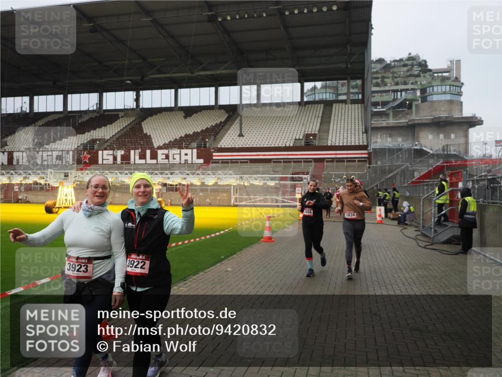 07.12.2025 - St. Pauli X-Mass-Run No. 15 Fabian Wolf http://msf.ph/oto/9420832 07.12.2025 11:42:09 Ziel 15, 462, 465, 1834, 2291, 3717, 3810, 3903, 3905, 3906, 3908, 3922, 3923, 4605 meine-sportfotos.de