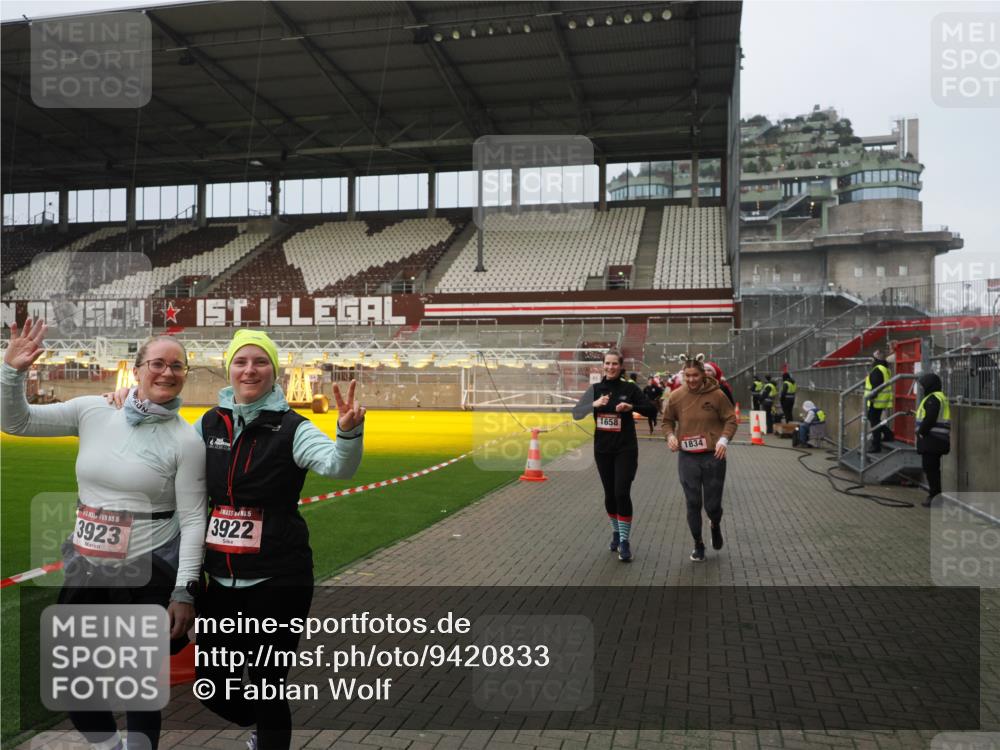 07.12.2025 - St. Pauli X-Mass-Run No. 15 Fabian Wolf http://msf.ph/oto/9420833 07.12.2025 11:42:09 Ziel 15, 462, 465, 1834, 2291, 3717, 3810, 3903, 3905, 3906, 3908, 3922, 3923, 4605 meine-sportfotos.de