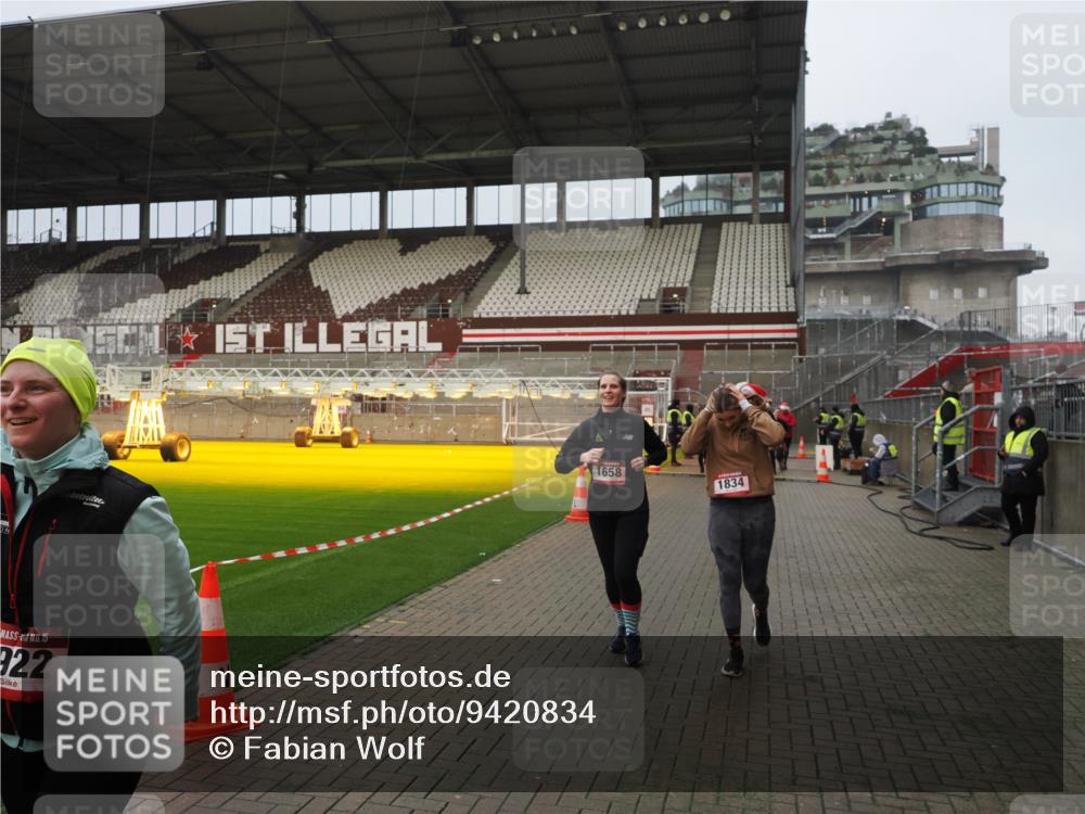 07.12.2025 - St. Pauli X-Mass-Run No. 15 Fabian Wolf http://msf.ph/oto/9420834 07.12.2025 11:42:10 Ziel 15, 462, 465, 1834, 2291, 3717, 3810, 3903, 3905, 3906, 3908, 3922, 3923, 4605 meine-sportfotos.de