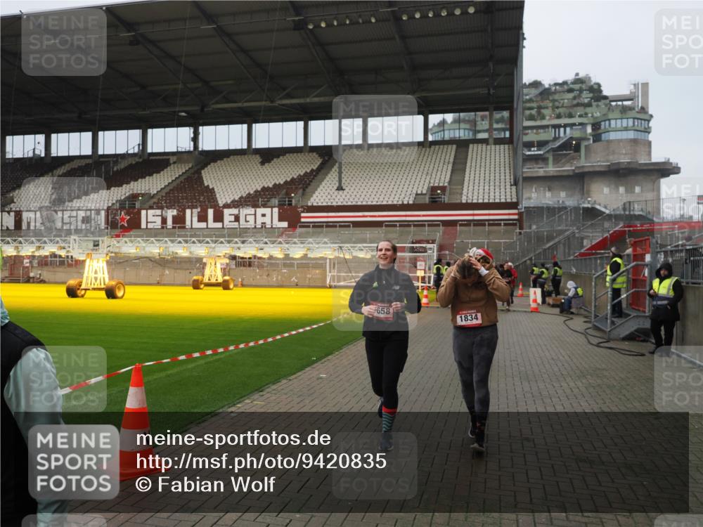 07.12.2025 - St. Pauli X-Mass-Run No. 15 Fabian Wolf http://msf.ph/oto/9420835 07.12.2025 11:42:10 Ziel 15, 462, 465, 1834, 2291, 3717, 3810, 3903, 3905, 3906, 3908, 3922, 3923, 4605 meine-sportfotos.de
