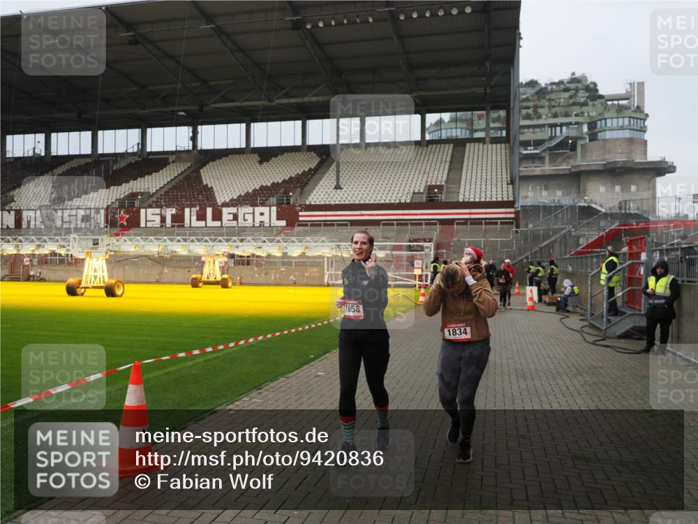 07.12.2025 - St. Pauli X-Mass-Run No. 15 Fabian Wolf http://msf.ph/oto/9420836 07.12.2025 11:42:10 Ziel 15, 462, 465, 1834, 2291, 3717, 3810, 3903, 3905, 3906, 3908, 3922, 3923, 4605 meine-sportfotos.de