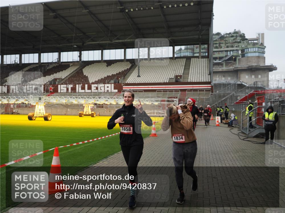 07.12.2025 - St. Pauli X-Mass-Run No. 15 Fabian Wolf http://msf.ph/oto/9420837 07.12.2025 11:42:11 Ziel 15, 462, 465, 1834, 2291, 3717, 3810, 3903, 3905, 3906, 3908, 3922, 3923, 4605 meine-sportfotos.de