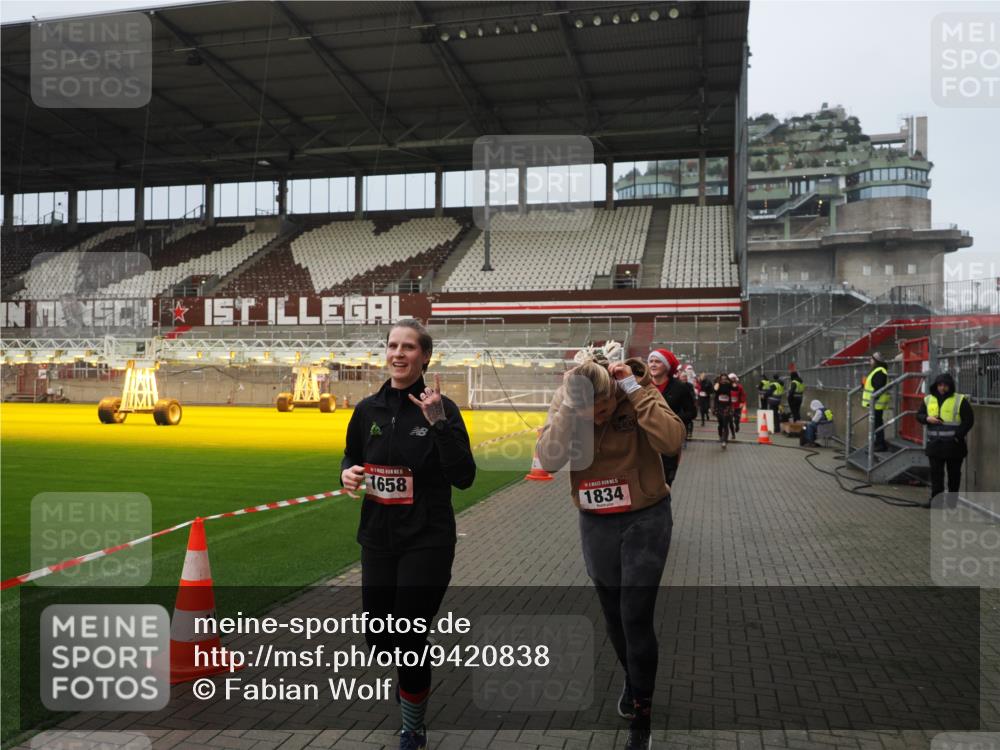 07.12.2025 - St. Pauli X-Mass-Run No. 15 Fabian Wolf http://msf.ph/oto/9420838 07.12.2025 11:42:11 Ziel 15, 462, 465, 1834, 2291, 3717, 3810, 3903, 3905, 3906, 3908, 3922, 3923, 4605 meine-sportfotos.de