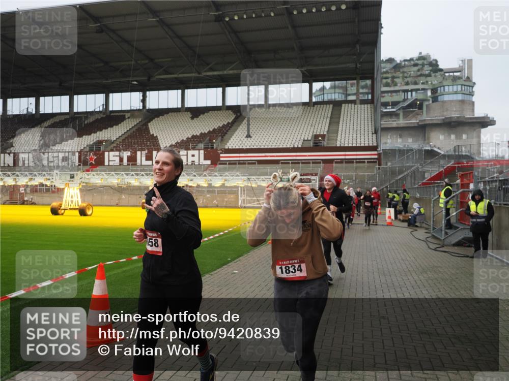 07.12.2025 - St. Pauli X-Mass-Run No. 15 Fabian Wolf http://msf.ph/oto/9420839 07.12.2025 11:42:11 Ziel 15, 462, 465, 1834, 2291, 3717, 3810, 3903, 3905, 3906, 3908, 3922, 3923, 4605 meine-sportfotos.de
