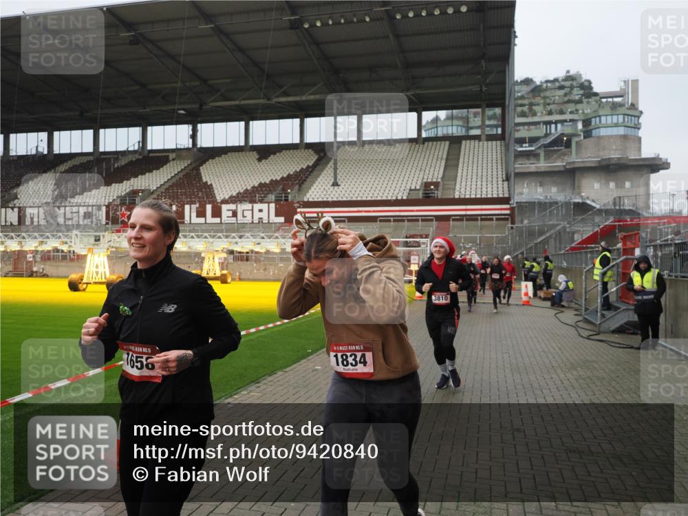07.12.2025 - St. Pauli X-Mass-Run No. 15 Fabian Wolf http://msf.ph/oto/9420840 07.12.2025 11:42:11 Ziel 15, 462, 465, 1834, 2291, 3717, 3810, 3903, 3905, 3906, 3908, 3922, 3923, 4605 meine-sportfotos.de