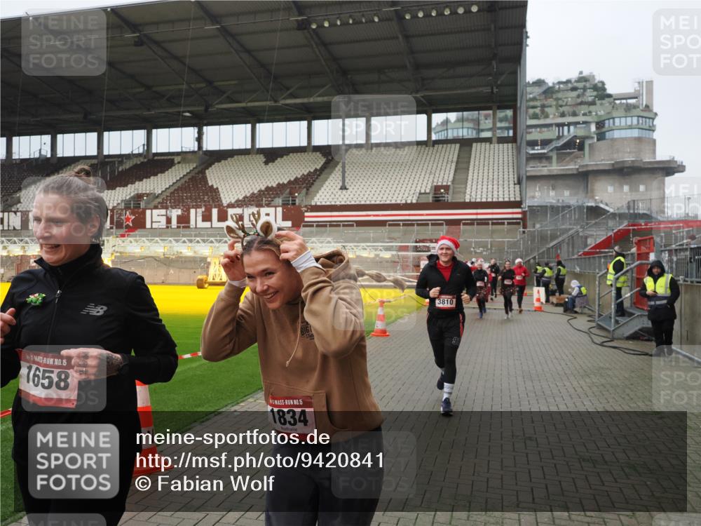 07.12.2025 - St. Pauli X-Mass-Run No. 15 Fabian Wolf http://msf.ph/oto/9420841 07.12.2025 11:42:12 Ziel 462, 465, 1834, 2291, 3717, 3810, 3903, 3905, 3906, 3908, 3922, 3923, 4605, 4614 meine-sportfotos.de