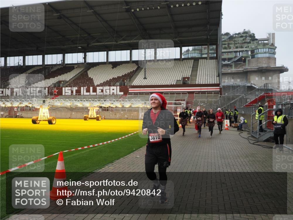 07.12.2025 - St. Pauli X-Mass-Run No. 15 Fabian Wolf http://msf.ph/oto/9420842 07.12.2025 11:42:13 Ziel 462, 465, 1834, 2291, 3810, 3903, 3905, 3906, 3908, 3922, 3923, 4605, 4614 meine-sportfotos.de