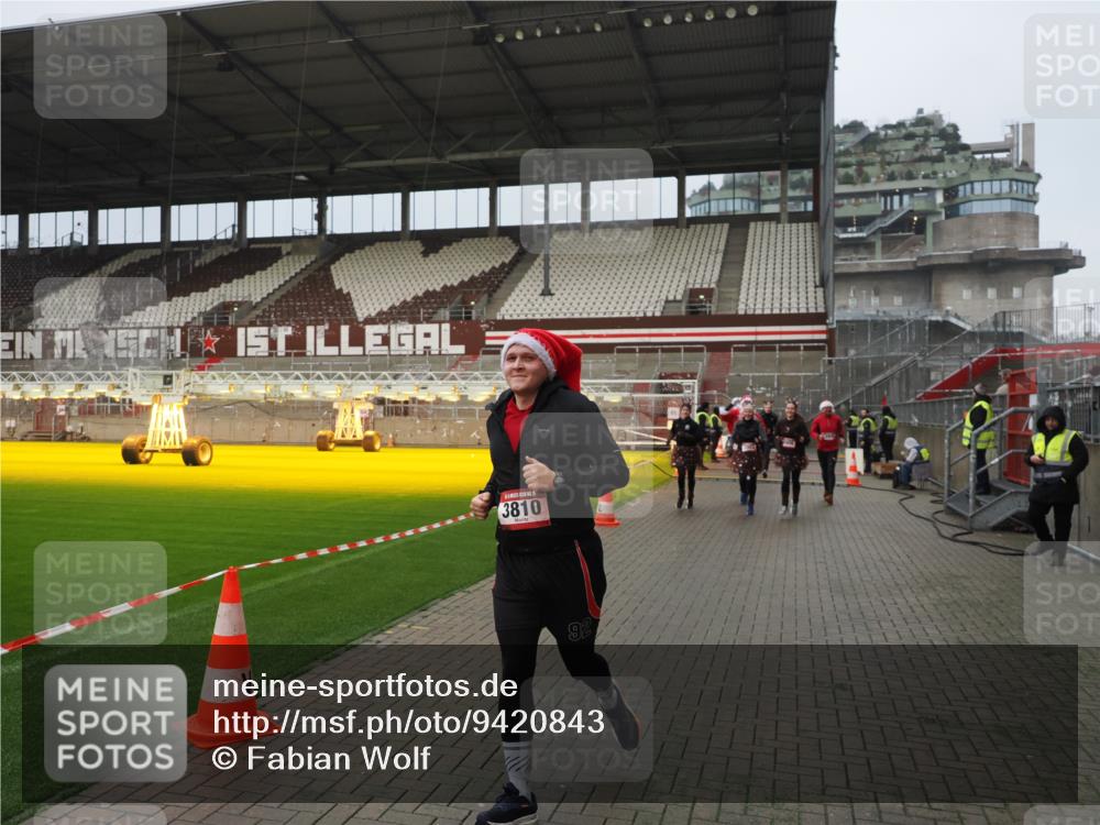 07.12.2025 - St. Pauli X-Mass-Run No. 15 Fabian Wolf http://msf.ph/oto/9420843 07.12.2025 11:42:13 Ziel 462, 465, 1834, 2291, 3810, 3903, 3905, 3906, 3908, 3922, 3923, 4605, 4614 meine-sportfotos.de