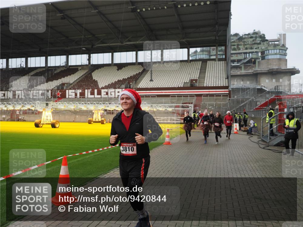 07.12.2025 - St. Pauli X-Mass-Run No. 15 Fabian Wolf http://msf.ph/oto/9420844 07.12.2025 11:42:13 Ziel 462, 465, 1834, 2291, 3810, 3903, 3905, 3906, 3908, 3922, 3923, 4605, 4614 meine-sportfotos.de