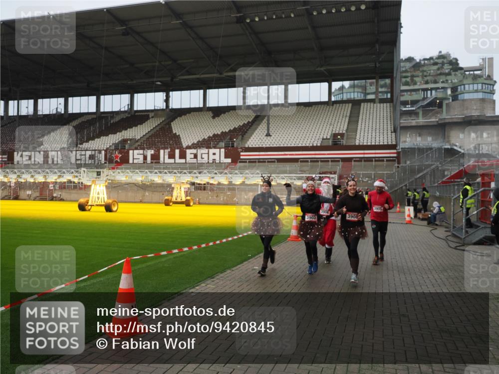 07.12.2025 - St. Pauli X-Mass-Run No. 15 Fabian Wolf http://msf.ph/oto/9420845 07.12.2025 11:42:15 Ziel 462, 465, 1834, 2291, 3810, 3903, 3905, 3906, 3908, 3922, 4605, 4614 meine-sportfotos.de