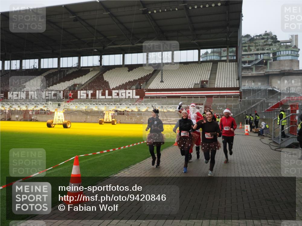 07.12.2025 - St. Pauli X-Mass-Run No. 15 Fabian Wolf http://msf.ph/oto/9420846 07.12.2025 11:42:16 Ziel 462, 465, 1834, 2291, 3810, 3903, 3905, 3906, 3908, 4605, 4614 meine-sportfotos.de