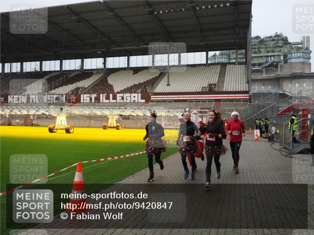 07.12.2025 - St. Pauli X-Mass-Run No. 15 Fabian Wolf http://msf.ph/oto/9420847 07.12.2025 11:42:16 Ziel 462, 465, 1834, 2291, 3810, 3903, 3905, 3906, 3908, 4605, 4614 meine-sportfotos.de