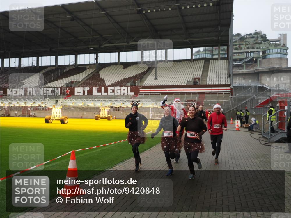 07.12.2025 - St. Pauli X-Mass-Run No. 15 Fabian Wolf http://msf.ph/oto/9420848 07.12.2025 11:42:16 Ziel 462, 465, 1834, 2291, 3810, 3903, 3905, 3906, 3908, 4605, 4614 meine-sportfotos.de