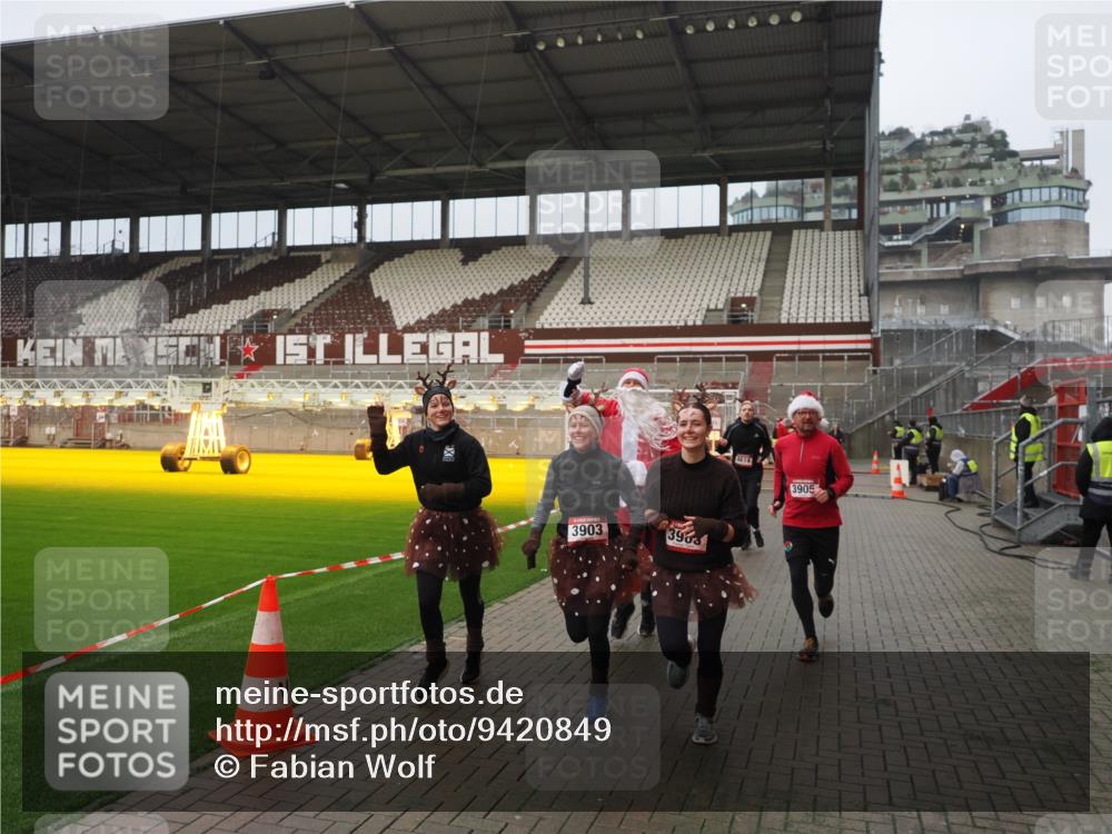 07.12.2025 - St. Pauli X-Mass-Run No. 15 Fabian Wolf http://msf.ph/oto/9420849 07.12.2025 11:42:16 Ziel 462, 465, 1834, 2291, 3810, 3903, 3905, 3906, 3908, 4605, 4614 meine-sportfotos.de