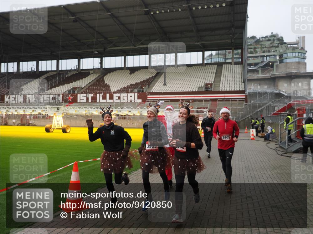 07.12.2025 - St. Pauli X-Mass-Run No. 15 Fabian Wolf http://msf.ph/oto/9420850 07.12.2025 11:42:17 Ziel 462, 465, 1834, 2291, 3810, 3903, 3905, 3906, 3908, 4605, 4614 meine-sportfotos.de