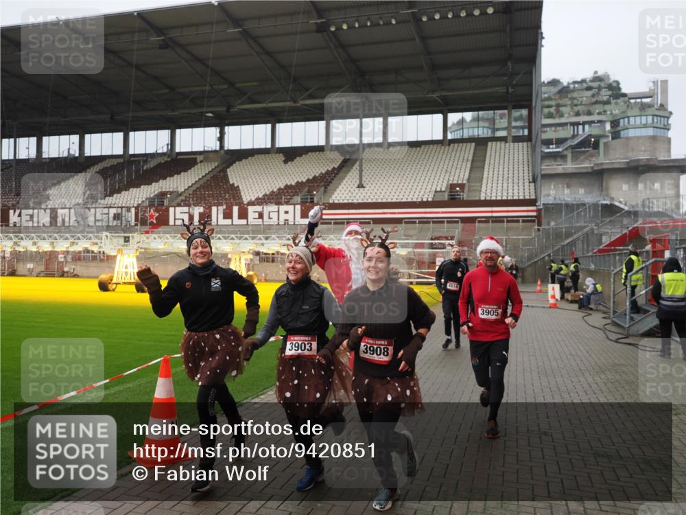 07.12.2025 - St. Pauli X-Mass-Run No. 15 Fabian Wolf http://msf.ph/oto/9420851 07.12.2025 11:42:17 Ziel 462, 465, 1834, 2291, 3810, 3903, 3905, 3906, 3908, 4605, 4614 meine-sportfotos.de
