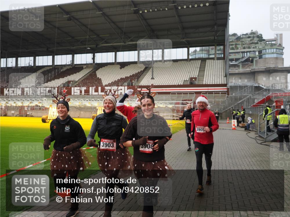 07.12.2025 - St. Pauli X-Mass-Run No. 15 Fabian Wolf http://msf.ph/oto/9420852 07.12.2025 11:42:17 Ziel 462, 465, 1834, 2291, 3810, 3903, 3905, 3906, 3908, 4605, 4614 meine-sportfotos.de