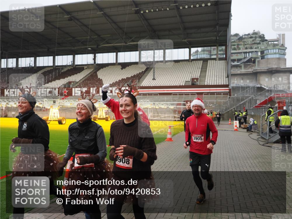07.12.2025 - St. Pauli X-Mass-Run No. 15 Fabian Wolf http://msf.ph/oto/9420853 07.12.2025 11:42:17 Ziel 462, 465, 1834, 2291, 3810, 3903, 3905, 3906, 3908, 4605, 4614 meine-sportfotos.de