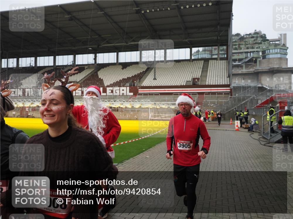 07.12.2025 - St. Pauli X-Mass-Run No. 15 Fabian Wolf http://msf.ph/oto/9420854 07.12.2025 11:42:17 Ziel 462, 465, 1834, 2291, 3810, 3903, 3905, 3906, 3908, 4605, 4614 meine-sportfotos.de