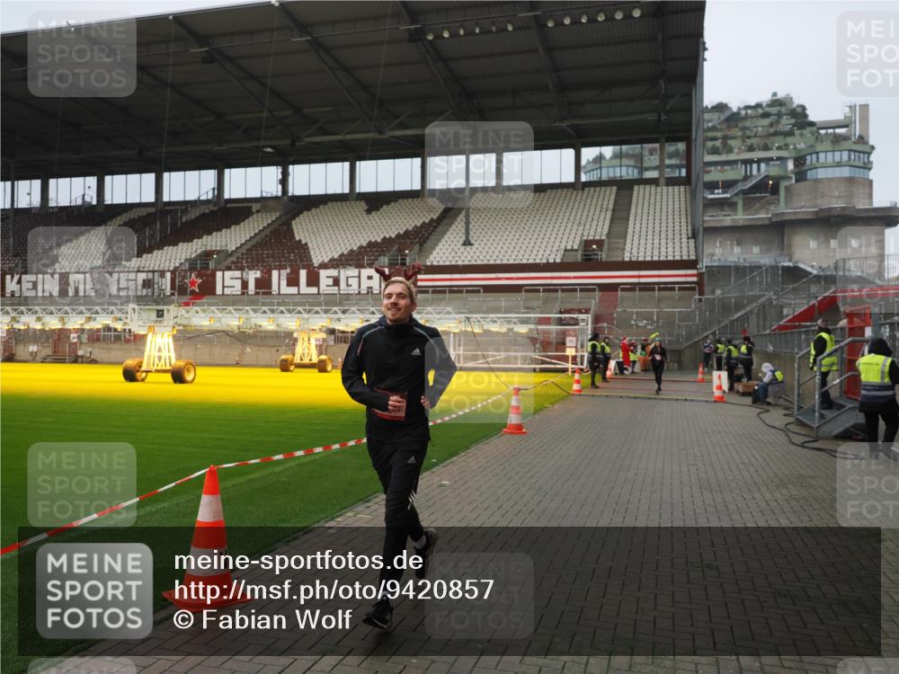 07.12.2025 - St. Pauli X-Mass-Run No. 15 Fabian Wolf http://msf.ph/oto/9420857 07.12.2025 11:42:19 Ziel 465, 1288, 1834, 3810, 3903, 3905, 3906, 3908, 4605, 4614 meine-sportfotos.de