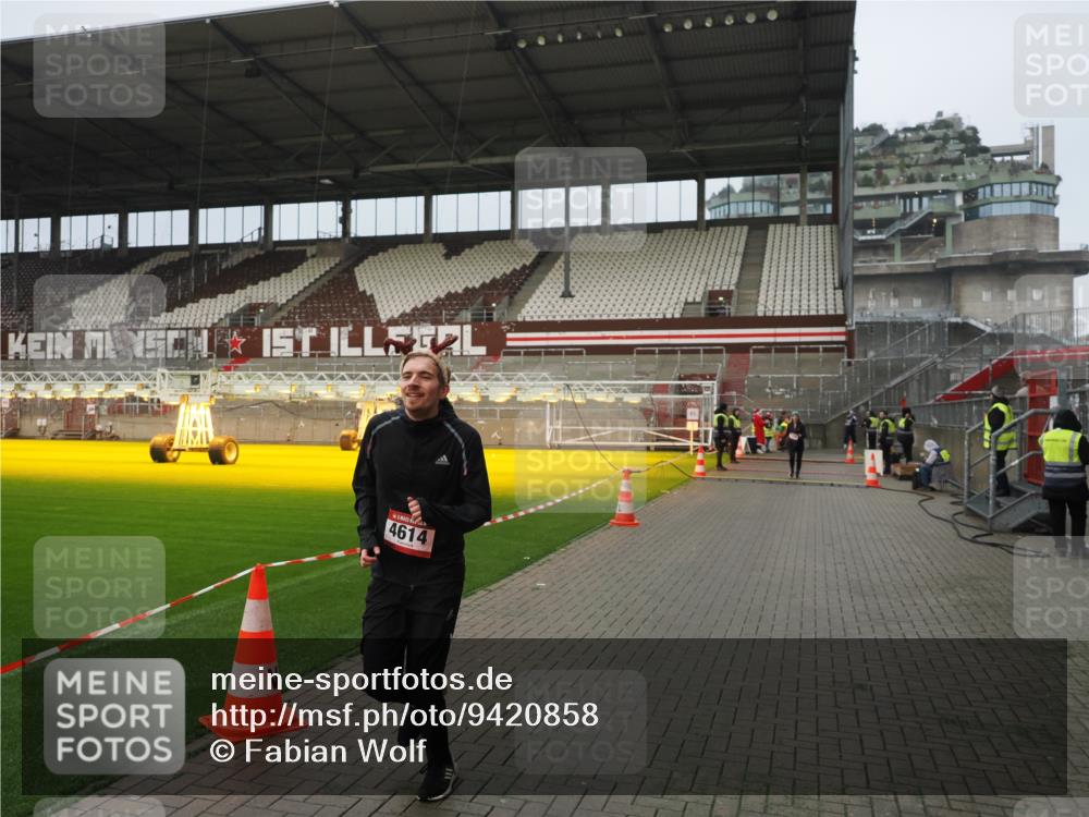 07.12.2025 - St. Pauli X-Mass-Run No. 15 Fabian Wolf http://msf.ph/oto/9420858 07.12.2025 11:42:19 Ziel 465, 1288, 1834, 3810, 3903, 3905, 3906, 3908, 4605, 4614 meine-sportfotos.de