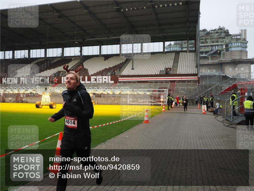07.12.2025 - St. Pauli X-Mass-Run No. 15 Fabian Wolf http://msf.ph/oto/9420859 07.12.2025 11:42:19 Ziel 465, 1288, 1834, 3810, 3903, 3905, 3906, 3908, 4605, 4614 meine-sportfotos.de