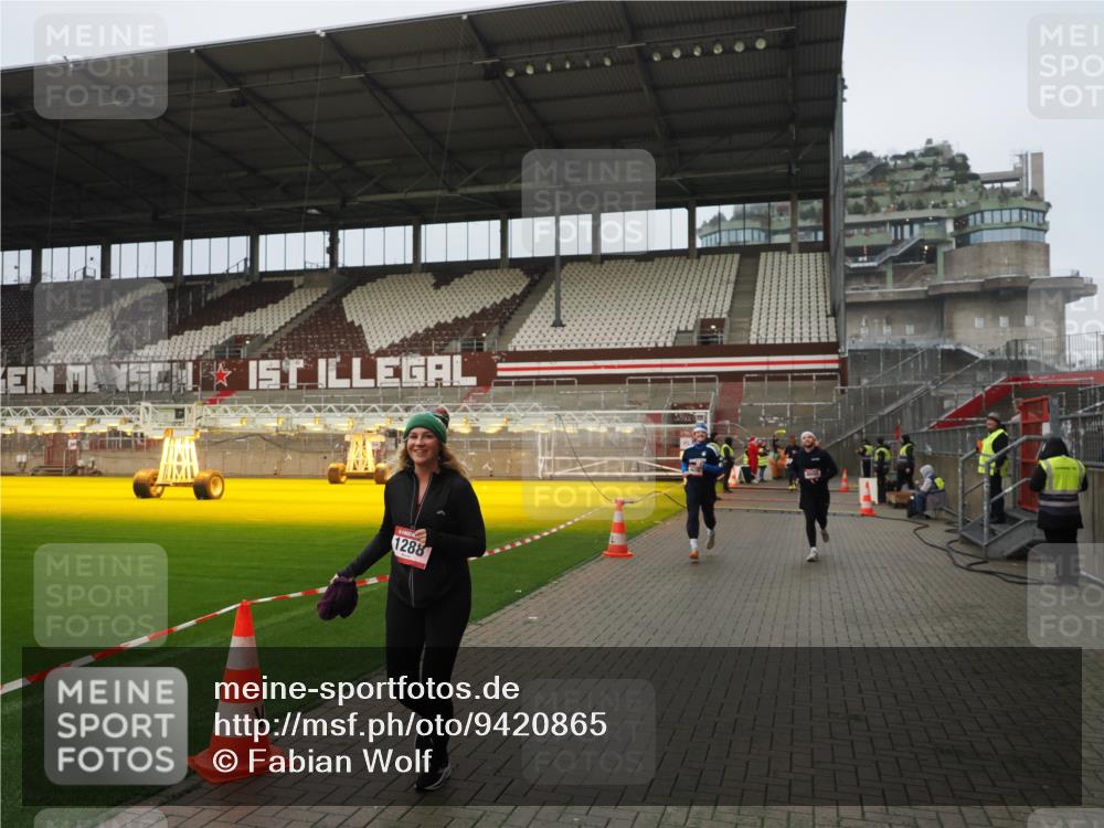 07.12.2025 - St. Pauli X-Mass-Run No. 15 Fabian Wolf http://msf.ph/oto/9420865 07.12.2025 11:42:27 Ziel 1288, 3903, 3905, 3906, 3908, 4600, 4606, 4614 meine-sportfotos.de