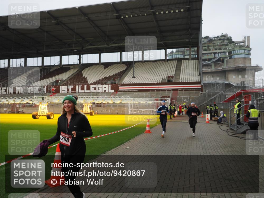07.12.2025 - St. Pauli X-Mass-Run No. 15 Fabian Wolf http://msf.ph/oto/9420867 07.12.2025 11:42:27 Ziel 1288, 3903, 3905, 3906, 3908, 4600, 4606, 4614 meine-sportfotos.de
