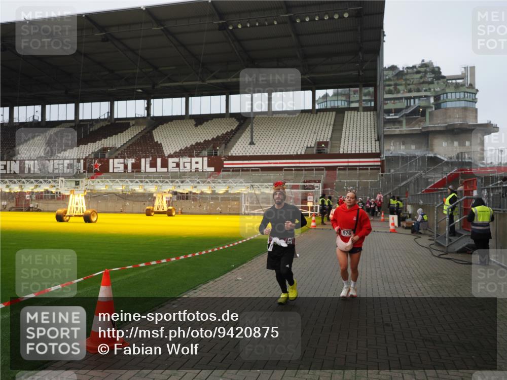 07.12.2025 - St. Pauli X-Mass-Run No. 15 Fabian Wolf http://msf.ph/oto/9420875 07.12.2025 11:42:34 Ziel 976, 1288, 4600, 4606 meine-sportfotos.de