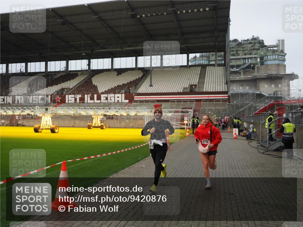 07.12.2025 - St. Pauli X-Mass-Run No. 15 Fabian Wolf http://msf.ph/oto/9420876 07.12.2025 11:42:34 Ziel 976, 1288, 4600, 4606 meine-sportfotos.de