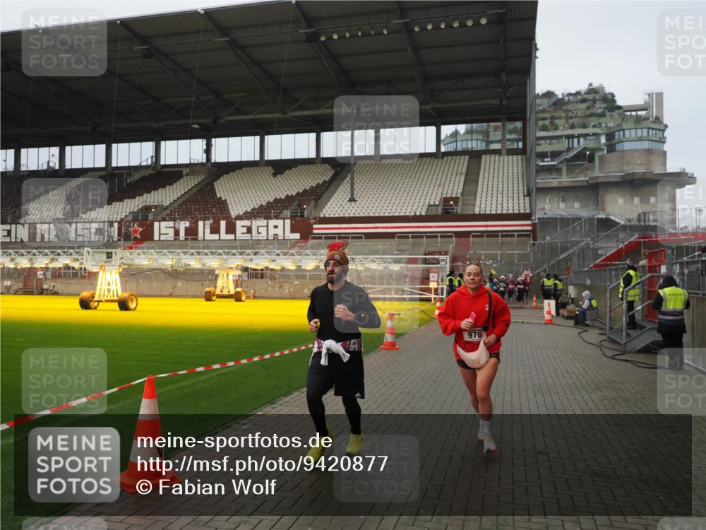 07.12.2025 - St. Pauli X-Mass-Run No. 15 Fabian Wolf http://msf.ph/oto/9420877 07.12.2025 11:42:34 Ziel 976, 1288, 4600, 4606 meine-sportfotos.de
