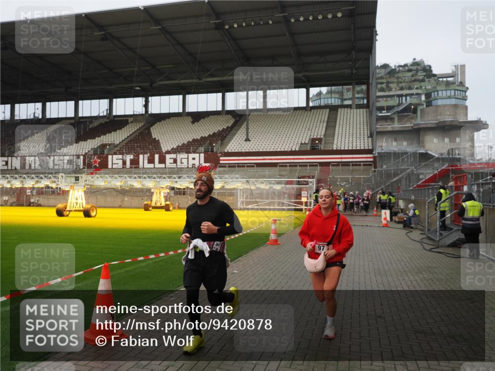 07.12.2025 - St. Pauli X-Mass-Run No. 15 Fabian Wolf http://msf.ph/oto/9420878 07.12.2025 11:42:35 Ziel 976, 1288, 4600, 4606 meine-sportfotos.de