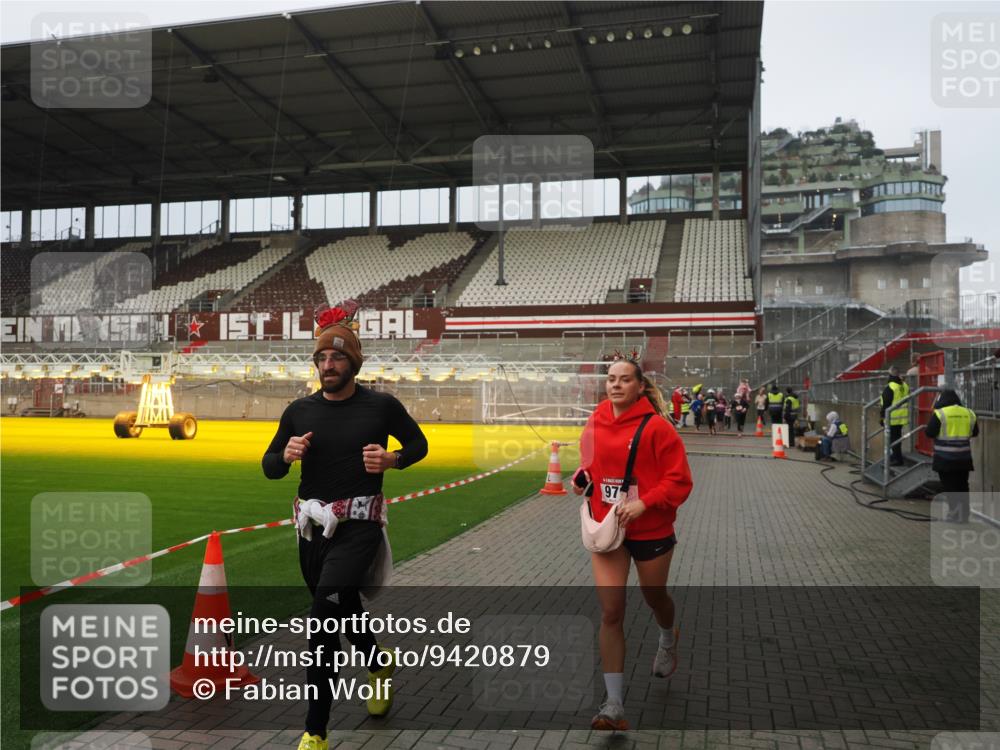 07.12.2025 - St. Pauli X-Mass-Run No. 15 Fabian Wolf http://msf.ph/oto/9420879 07.12.2025 11:42:35 Ziel 976, 1288, 4600, 4606 meine-sportfotos.de
