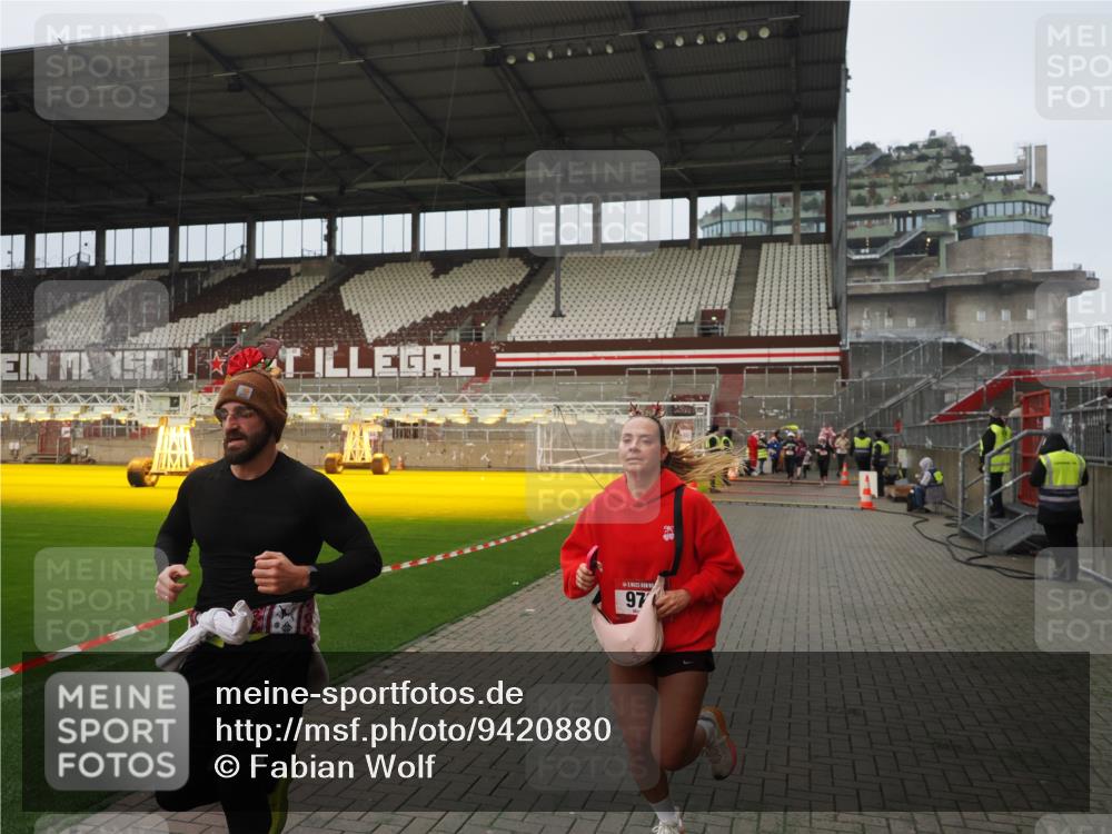 07.12.2025 - St. Pauli X-Mass-Run No. 15 Fabian Wolf http://msf.ph/oto/9420880 07.12.2025 11:42:35 Ziel 976, 1288, 4600, 4606 meine-sportfotos.de