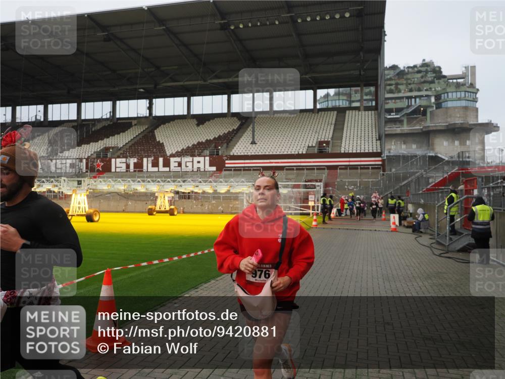 07.12.2025 - St. Pauli X-Mass-Run No. 15 Fabian Wolf http://msf.ph/oto/9420881 07.12.2025 11:42:35 Ziel 976, 1288, 4600, 4606 meine-sportfotos.de