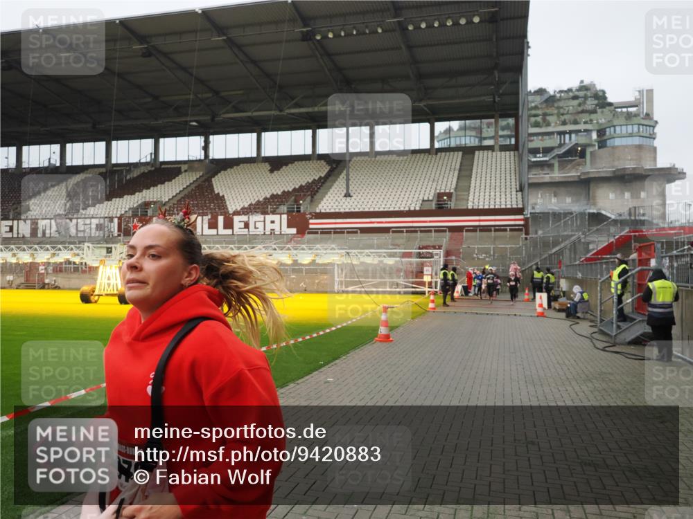 07.12.2025 - St. Pauli X-Mass-Run No. 15 Fabian Wolf http://msf.ph/oto/9420883 07.12.2025 11:42:36 Ziel 320, 323, 976, 1288, 4600, 4606 meine-sportfotos.de