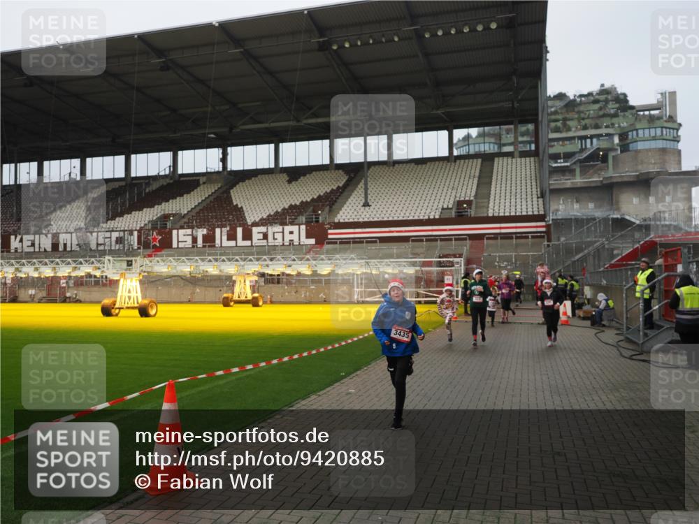 07.12.2025 - St. Pauli X-Mass-Run No. 15 Fabian Wolf http://msf.ph/oto/9420885 07.12.2025 11:42:40 Ziel 158, 172, 320, 323, 976, 3425, 3435, 3964, 3965, 4600, 4606 meine-sportfotos.de