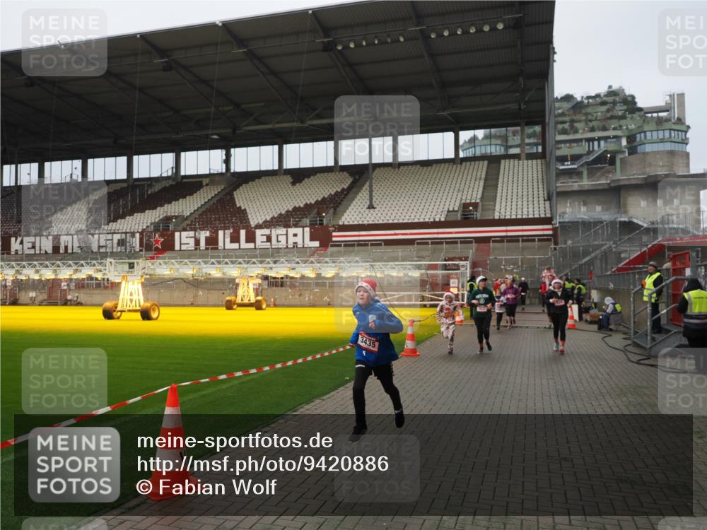 07.12.2025 - St. Pauli X-Mass-Run No. 15 Fabian Wolf http://msf.ph/oto/9420886 07.12.2025 11:42:41 Ziel 158, 172, 320, 323, 976, 3425, 3435, 3964, 3965, 4600, 4606 meine-sportfotos.de