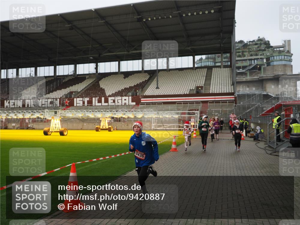 07.12.2025 - St. Pauli X-Mass-Run No. 15 Fabian Wolf http://msf.ph/oto/9420887 07.12.2025 11:42:41 Ziel 158, 172, 320, 323, 976, 3425, 3435, 3964, 3965, 4600, 4606 meine-sportfotos.de