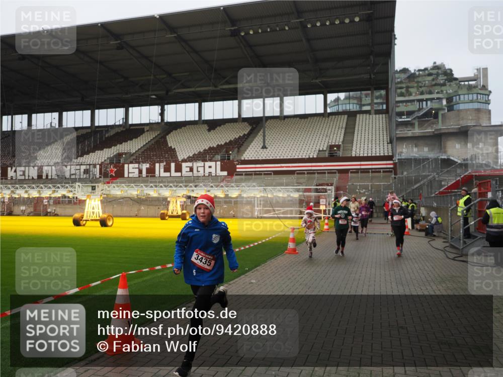 07.12.2025 - St. Pauli X-Mass-Run No. 15 Fabian Wolf http://msf.ph/oto/9420888 07.12.2025 11:42:41 Ziel 158, 172, 320, 323, 976, 3425, 3435, 3964, 3965, 4600, 4606 meine-sportfotos.de