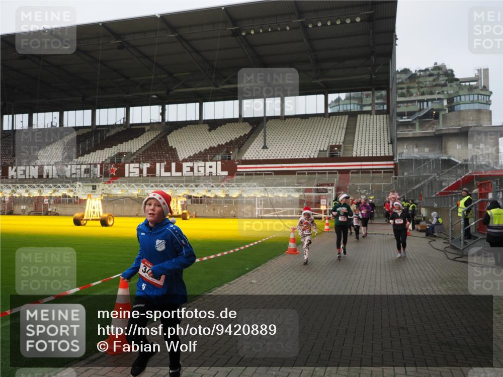 07.12.2025 - St. Pauli X-Mass-Run No. 15 Fabian Wolf http://msf.ph/oto/9420889 07.12.2025 11:42:41 Ziel 158, 172, 320, 323, 976, 3425, 3435, 3964, 3965, 4600, 4606 meine-sportfotos.de