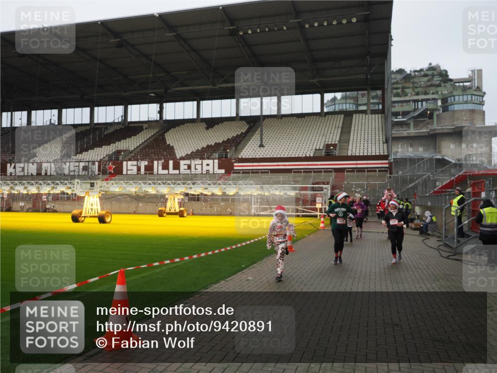 07.12.2025 - St. Pauli X-Mass-Run No. 15 Fabian Wolf http://msf.ph/oto/9420891 07.12.2025 11:42:42 Ziel 158, 172, 320, 323, 976, 3425, 3435, 3964, 3965, 4600, 4606 meine-sportfotos.de