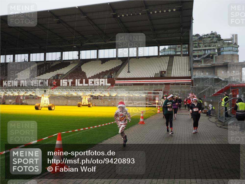 07.12.2025 - St. Pauli X-Mass-Run No. 15 Fabian Wolf http://msf.ph/oto/9420893 07.12.2025 11:42:42 Ziel 158, 172, 320, 323, 976, 3425, 3435, 3964, 3965, 4600, 4606 meine-sportfotos.de