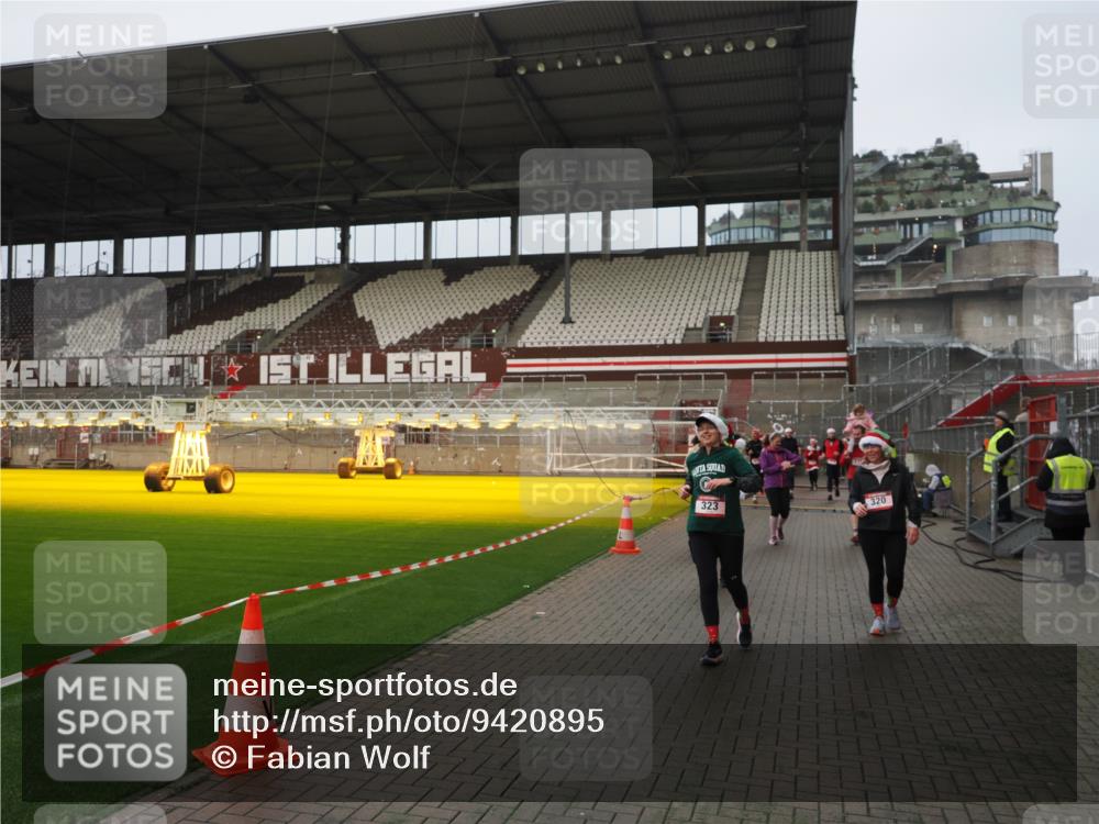 07.12.2025 - St. Pauli X-Mass-Run No. 15 Fabian Wolf http://msf.ph/oto/9420895 07.12.2025 11:42:44 Ziel 158, 172, 320, 323, 976, 3425, 3435, 3576, 3579, 3672, 3964, 3965 meine-sportfotos.de